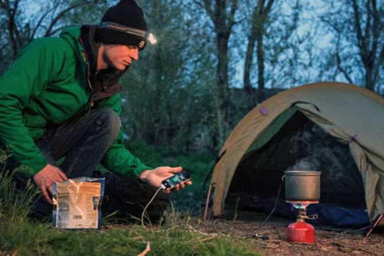 Homem carrega iPhone com PowerPot: panela equipada com gerador termoelétrico é capaz de gerar até 5 W de eletricidade para carregar dispositivos eletrônicos (Divulgação)