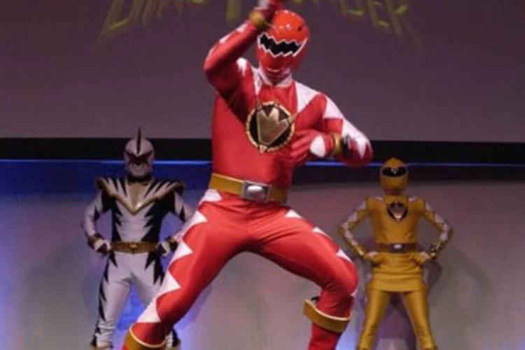 Power Rangers foram lançados em 1993 por Haim Saban nos EUA (.)