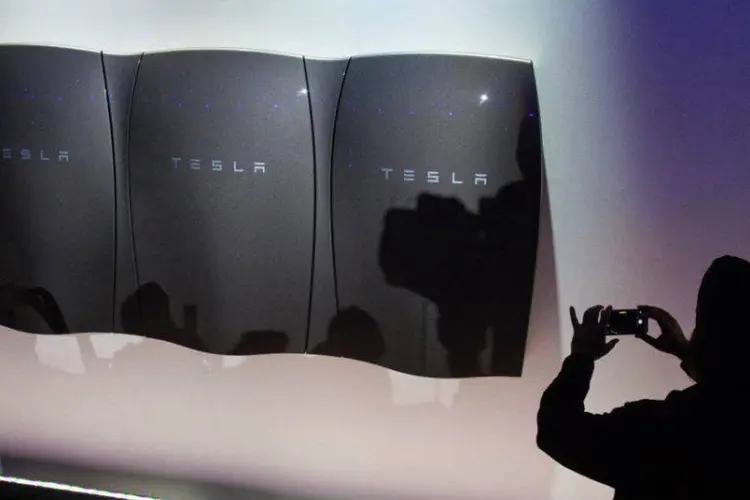 
	As baterias Powerwall, da Tesla: est&aacute; em jogo um mercado dom&eacute;stico que pode valer 24 bilh&otilde;es de d&oacute;lares australianos (US$ 18 bilh&otilde;es)
 (Tim Rue/Bloomberg)