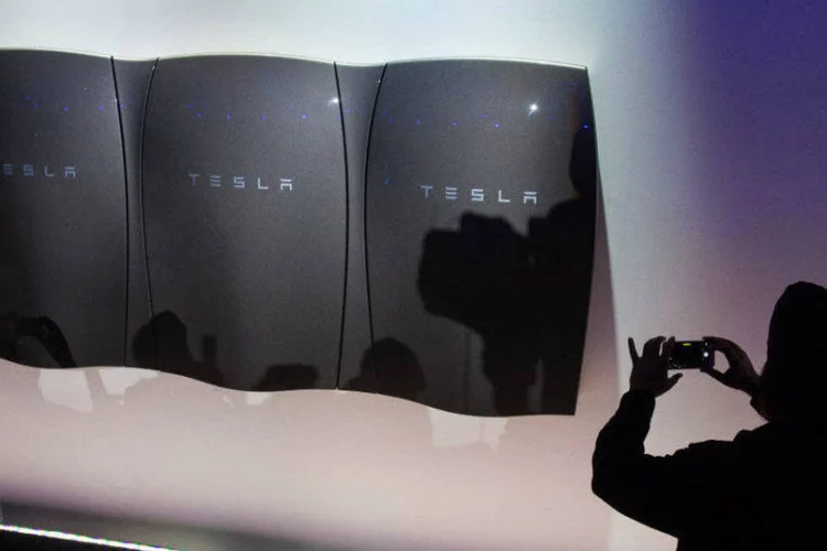 
	Baterias Powerwall, da Tesla: combinar as baterias dom&eacute;sticas com a energia solar parece fazer sentido, mas financeiramente n&atilde;o faz
 (Tim Rue/Bloomberg)
