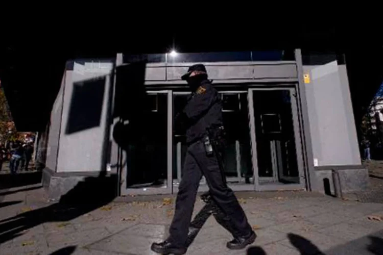 
	Policial guarda a entrada da sede do Partido Popular, em Madri: a pol&iacute;cia mant&eacute;m a &aacute;rea isolada
 (Dani Pozo/AFP)