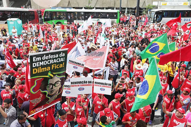 
	Manifesta&ccedil;&atilde;o da CUT pr&oacute;-Dilma: protesto da CUT de amanh&atilde; deve focar no tema terceiriza&ccedil;&atilde;o, mas tamb&eacute;m tratar da &quot;defesa da democracia&quot;
 (Paulo Pinto/Fotos Públicas)