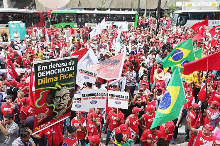 
	Manifesta&ccedil;&atilde;o da CUT pr&oacute;-Dilma em 13 de mar&ccedil;o: novos atos est&atilde;o marcados para hoje em 12 capitais brasileiras
 (Paulo Pinto/Fotos Públicas)