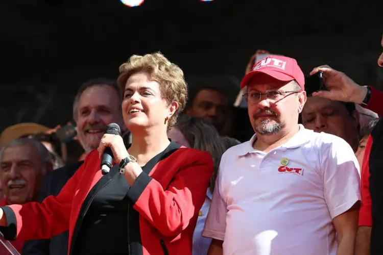 
	A presidente Dilma Rousseff em ato em SP: movimentos sociais que apoiam a presidente est&atilde;o divididos sobre apoio a proposta de realizar elei&ccedil;&otilde;es.
 (Agencia PT)