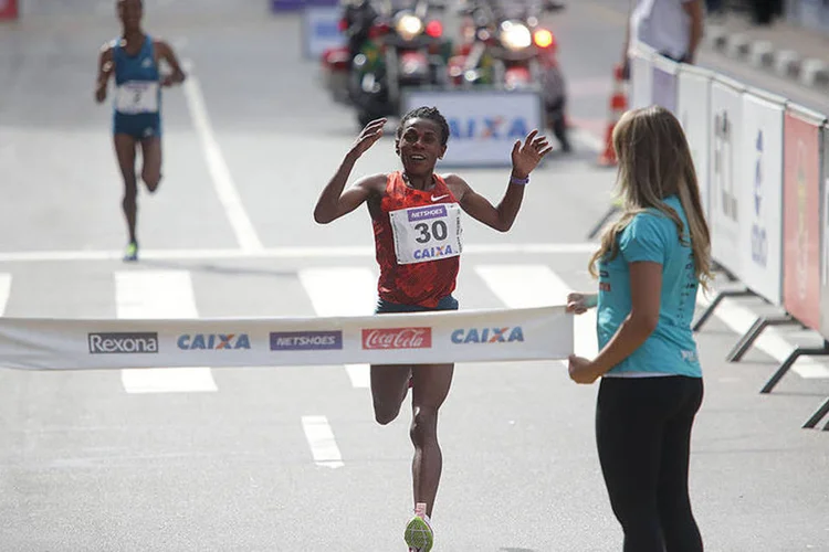 
	Ymer Wude Ayalew vence a S&atilde;o Silvestre: &quot;a corrida foi muito dif&iacute;cil por causa do calor. Mas felizmente pude correr bem&quot;
 (Paulo Pinto/Fotos Públicas)