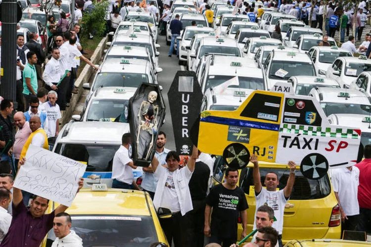 
	Taxistas em protesto contra o Uber: campanha come&ccedil;ou nesta segunda-feira, 1&ordm;, e conta, at&eacute; o momento, com a ades&atilde;o de cerca de 5 mil ve&iacute;culos
 (Paulo Pinto/ Fotos Públicas)