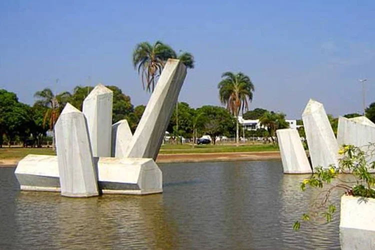 A Praça dos Cristais, em Brasília, é uma das muitas obras de Burle Marx na capital federal (Guillermo Arévalo Aucahuasi / Wikimedia Commons)