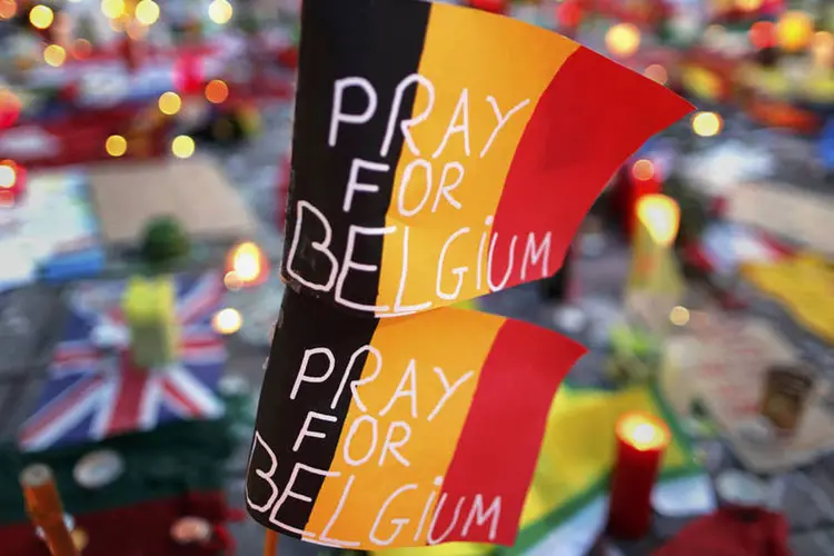 Praça da bolsa na Bélgica - um mausoléo improvisado em homenagem às vitimas do atentado terrorista - 23/03/2016 (Christian Hartmann / Reuters)