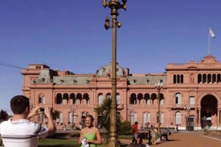 Turista tira foto na Praça de Maio, em Buenos Aires: As principais causas dessa baixa são a crise europeia e a desvalorização do real (Daniel Garcia/AFP)