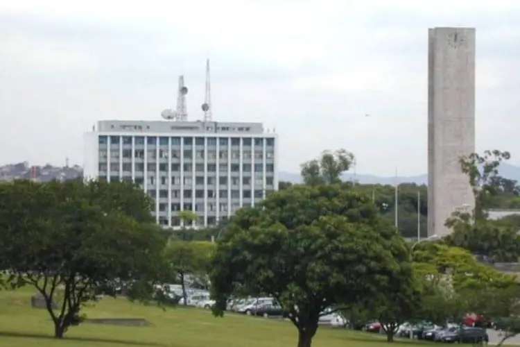 
	Pra&ccedil;a do rel&oacute;gio e antiga reitoria da USP: cr&iacute;tica situa&ccedil;&atilde;o financeira da universidade, que gasta 105,33% da receita com sal&aacute;rios, foi o que mais pesou na decis&atilde;o
 (Divulgação/USP)