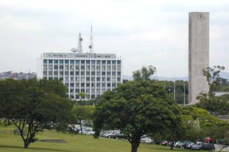 Em protesto, funcionários da USP bloqueiam acesso