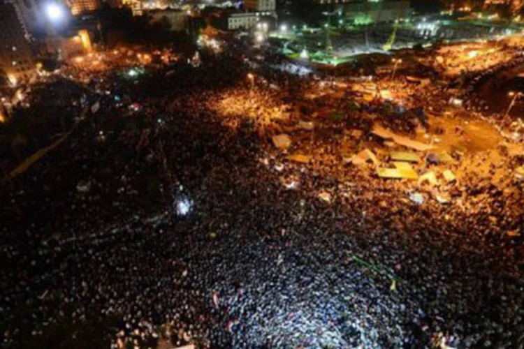 Centenas de pessoas passaram a noite na Praça Tahrir, no centro do Cairo, antes dos protestos desta sexta-feira (Khaled Desouki/AFP)