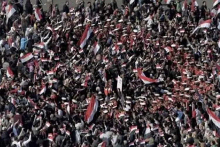 Comemoração na praça Tahrir uma semana após a queda do regime de Mubarak (Marco Longari/AFP)