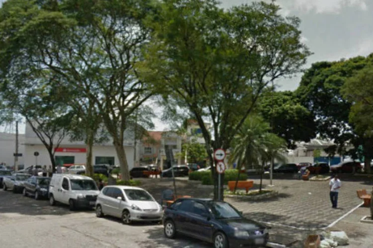 
	Pra&ccedil;a Padre Arnaldo, na Lapa, zona oeste de S&atilde;o Paulo: a &aacute;rea, que fica pr&oacute;xima a Marginal Tiet&ecirc; no sentido Ayrton Senna, est&aacute; sendo isolada para detona&ccedil;&atilde;o do objeto
 (Reprodução/Google Maps)