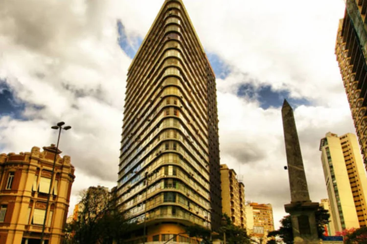 
	Pra&ccedil;a Sete, em Belo Horizonte, Minas Gerais: Frequentadores do Shopping Del Rey, no bairro Cai&ccedil;ara, na regi&atilde;o noroeste de Belo Horizonte, levaram um susto quando um grupo de jovens promoveu uma correria e um arrast&atilde;o no local
 (WikimediaCommons)