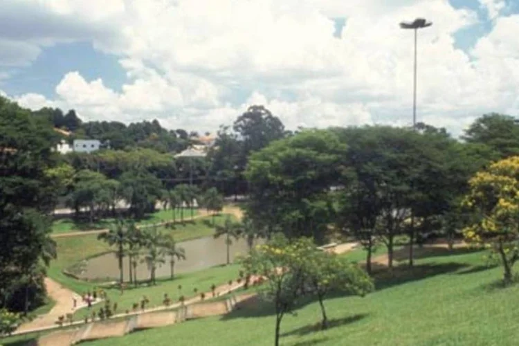 Praças e áreas verdes de SP vão ganhar zeladores: iniciativa pretende combater a depredação nesses locais. (.)