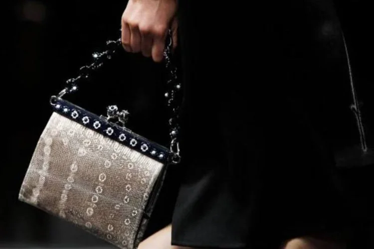 Modelo com bolsa da grife Prada no Fashion Week em Milão (Alessandro Garofalo/Reuters)