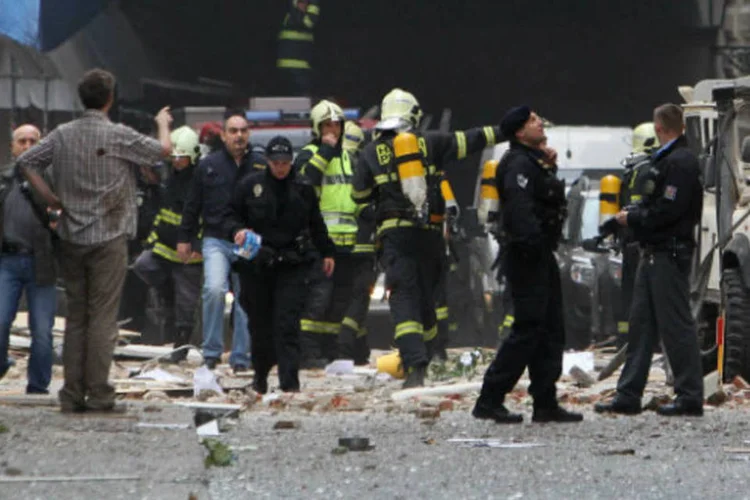 
	Bombeiros e policiais trabalham ap&oacute;s uma explos&atilde;o que atingiu um edif&iacute;cio no centro de Praga, na Rep&uacute;blica Tcheca
 (REUTERS / David W Cerny)