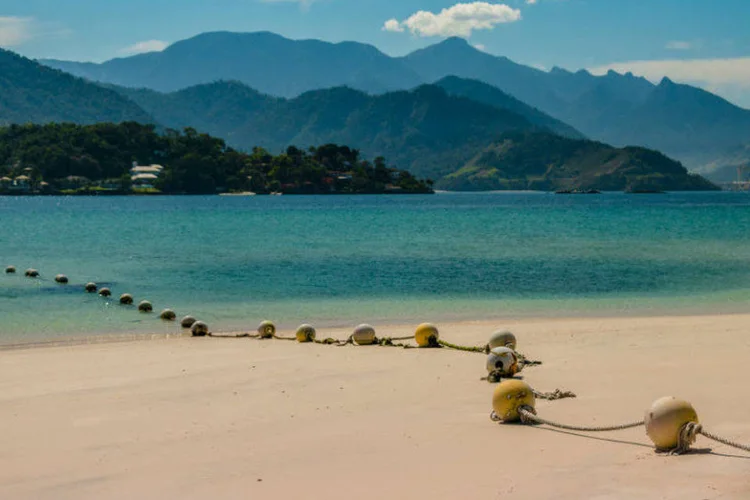 Praia na Ilha de Cataguás, em Angra dos Reis: essa nova fase da investigação ameaça provocar ainda mais danos à economia, diz especialista (KarlaFPaiva/Wikimedia Commons/Wikimedia Commons)