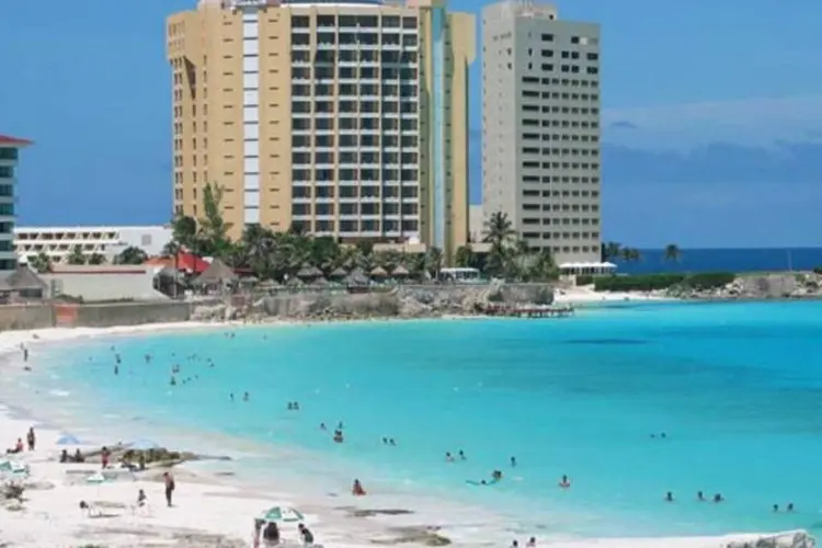 Praia em Cancún, no México: O piloto mexicano Ricardo Bulerui e os turistas brasileiros Ricardo Santos e Eduardo Abelnai estão fora de perigo (Keith Pomakis/Wikimedia Commons)