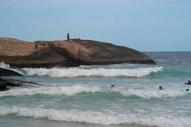 Praia do Arpoador, no Rio (Wikimedia Commons/Mario Passos)