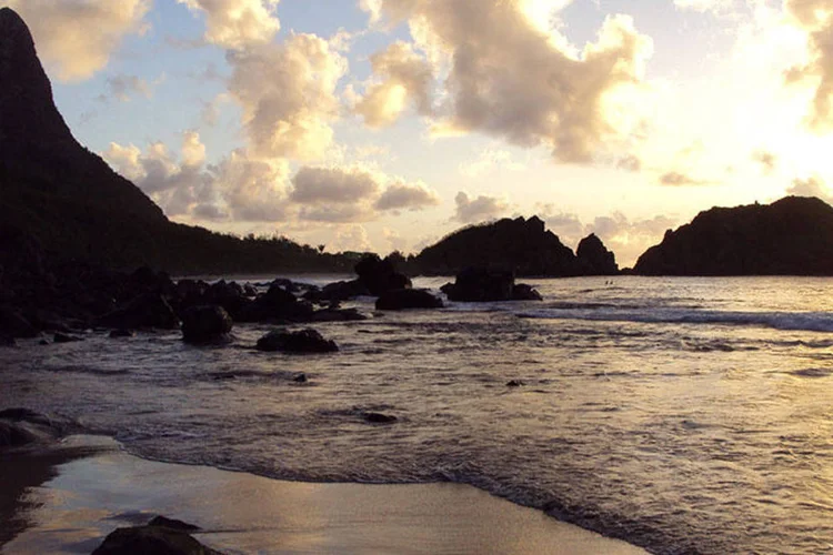 Entardecer na Praia do Cachorro, em Fernão de Noronha (Luciane Coletti/WikimediaCommons)