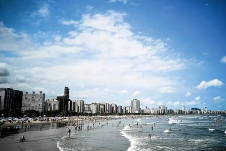 
	Praia do Gonzaga, em Santos: ontem eram 21.257 clientes da Baixada Santista estavam com o fornecimento de energia el&eacute;trica interrompido
 (Alexandre Battibugli/EXAME.com)