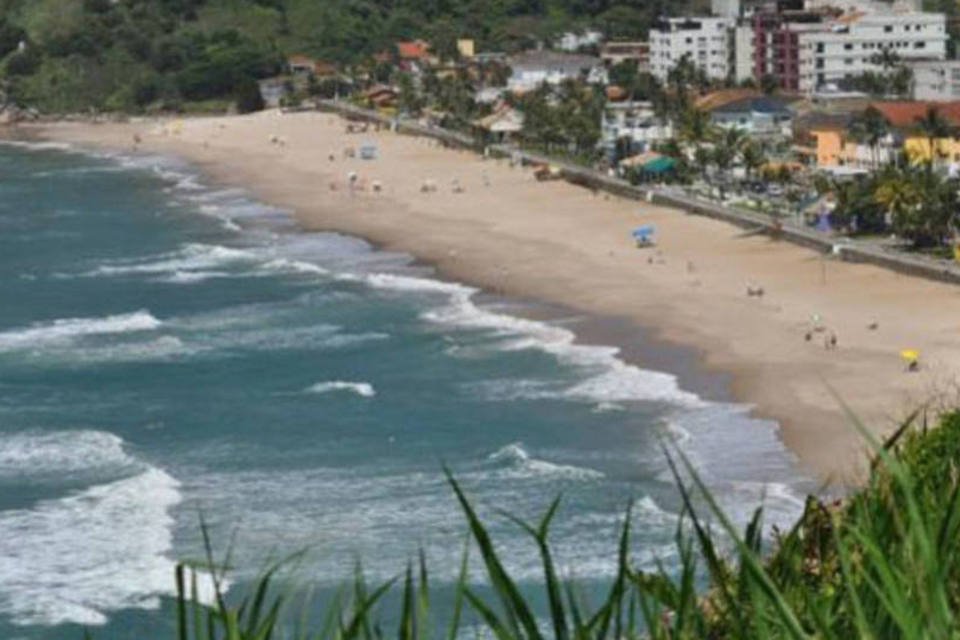 Lancha pega fogo e naufraga no Guarujá