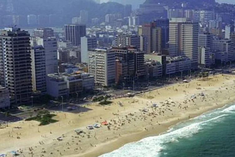 Gastos com reposição da areia na praia de Ipanema devem custar cerca de 40 milhões de reais (.)