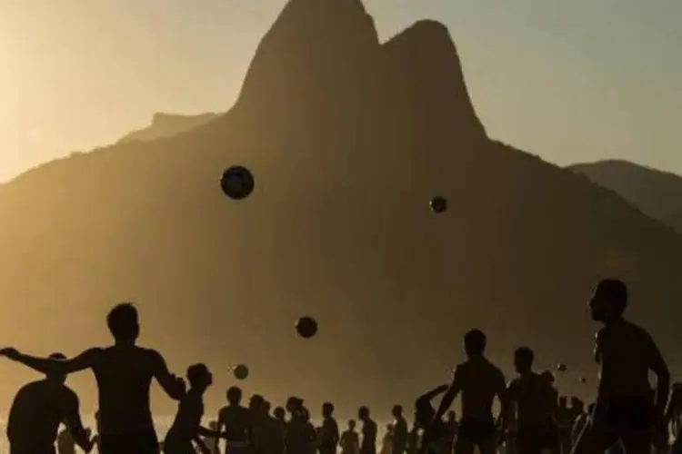 
	Praia de Ipanema, Rio de Janeiro: o gasto m&eacute;dio pelo pa&iacute;s nos quatro dias de folga ser&aacute; de R$ 1,7 mil
 (Yasuyoshi Chiba/AFP)