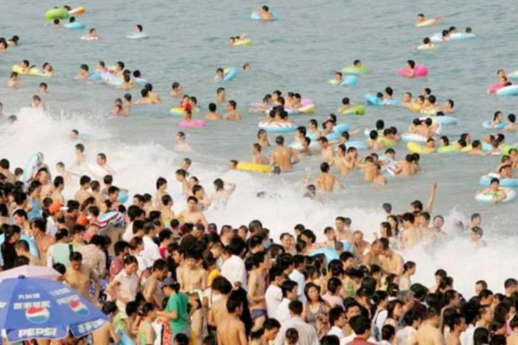 Praia chinesa lotada: no fim de 2009, o país tinha mais de 1,33 bilhão de habitantes (Getty Images)