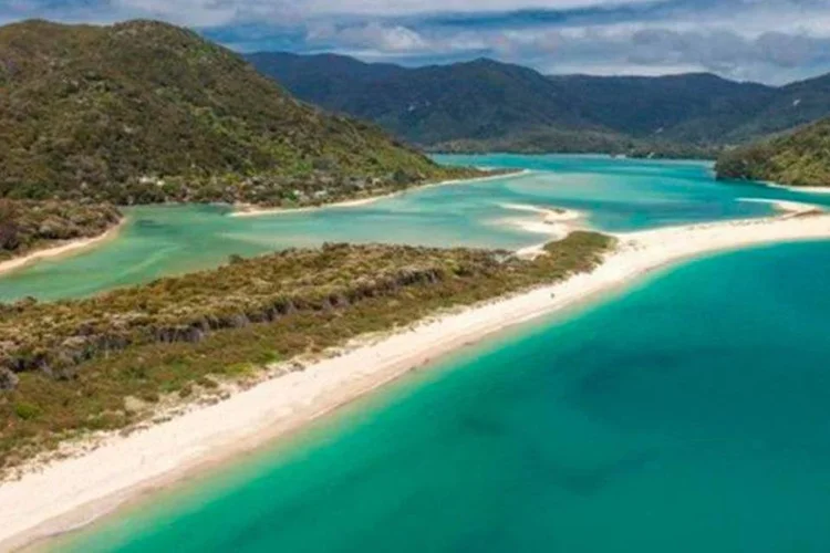 Praia de Awaroa: vaquinha para comprar terreno particular arrecadou mais de US$ 2 milh&otilde;es de 40 mil apoiadores. (REALESTATE.CO.NZ)