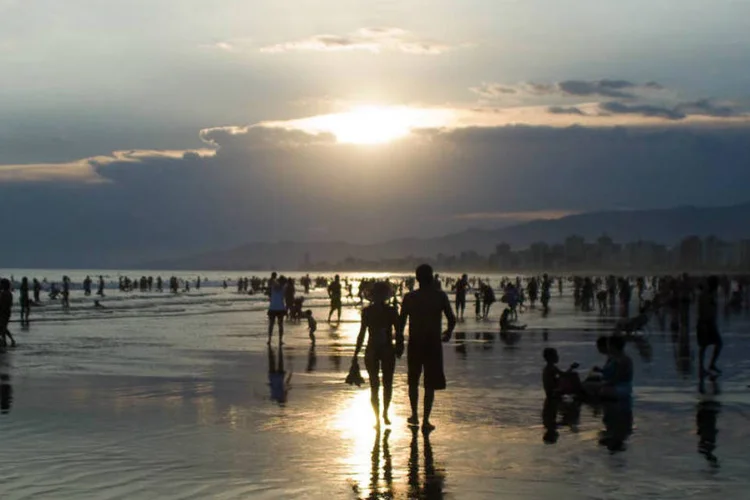 
	Praia Grande, no litoral de S&atilde;o Paulo j&aacute; est&aacute; recebendo turistas da temporada de ver&atilde;o
 (c.alberto/Flickr/Creative Commons)