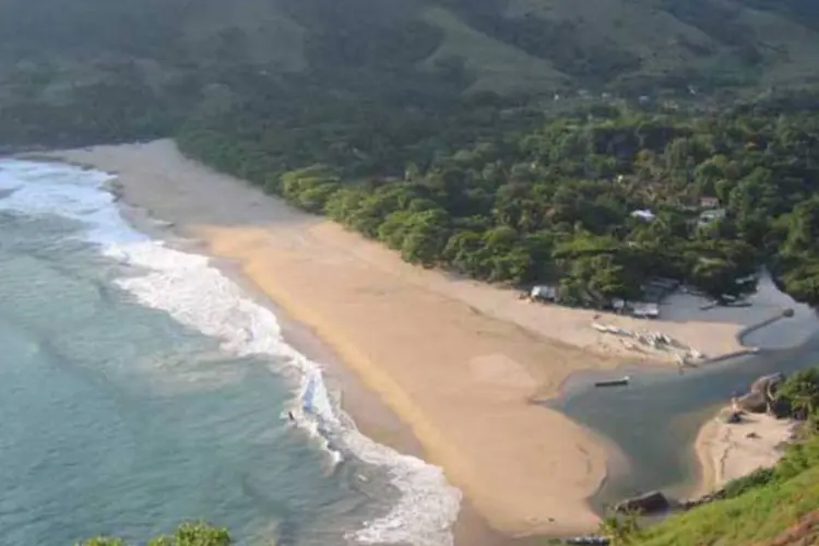 
	Praia do Bonete em Ilhabela, litoral norte de S&atilde;o Paulo:&nbsp;at&eacute; mesmo as praias menos frequentadas estavam lotadas
 (Wikimedia Commons)