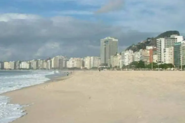 Praia de Copacabana, no Rio: segundo especialista, as regiões urbanas são as que mais correm risco de perda de areia.  (.)