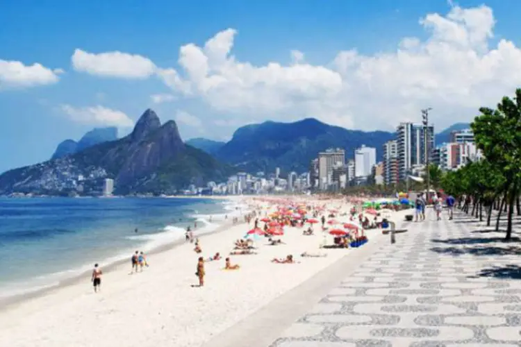 
	Praia no Rio: os bombeiros est&atilde;o usando um jet sky e duas embarca&ccedil;&otilde;es e contam com o aux&iacute;lio de mergulhadores nas buscas
 (Divulgação)