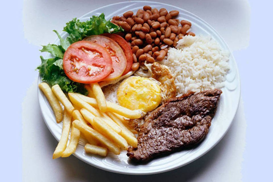Após 2 anos, comer dentro e fora de casa vai pesar menos no bolso