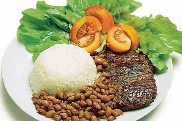 O excesso de sal na dieta está associado a maior risco de doenças como hipertensão, problemas cardiovasculares, renais e cânceres (Ana Maria)