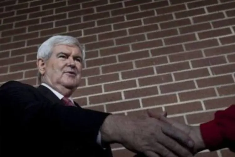 Gingrich cumprimenta um simpatizante em um centro de votação em Greenville, Carolina do Sul (John W. Adkisson/Getty Images/AFP)