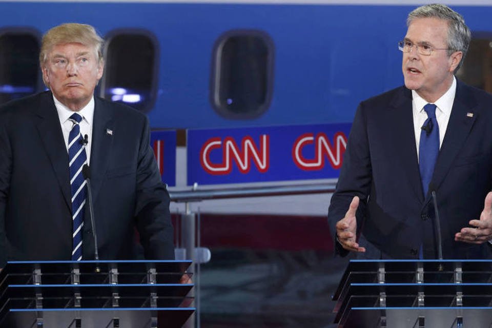 
	Pr&eacute;-candidatos Donald Trump e Jeb Bush: Trump tamb&eacute;m foi criticado pelos ataques a Bush por ter falado em espanhol em um evento de campanha
 (Reuters / Lucy Nicholson)