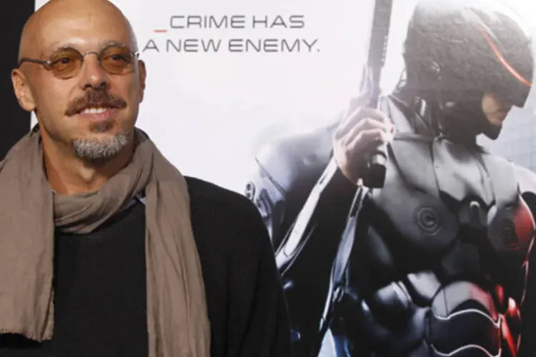 José Padilha, diretor de "Robocop", posa para fotos durante o evento de pré-estreia do filme em Hollywood, na Califórnia (Fred Prouser/Reuters)