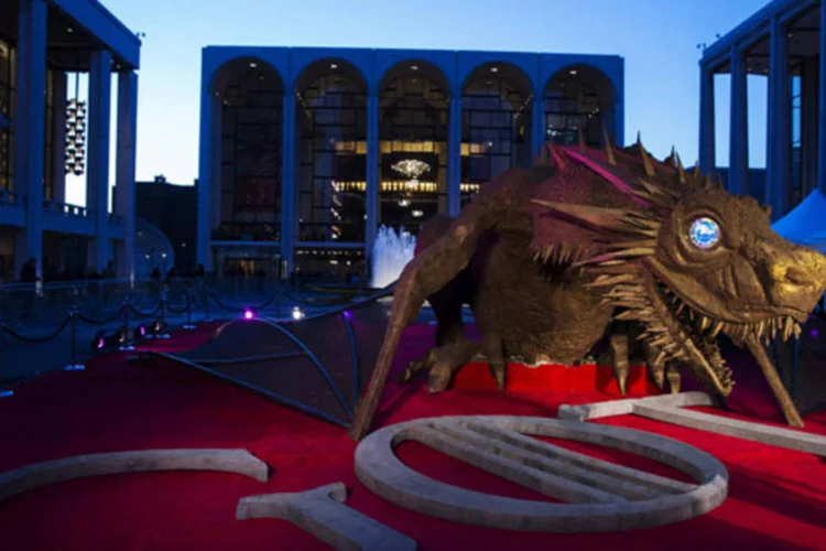 Pré estreia da quarta temporada de Game of Thrones: fãs invadiram palco para ter a chance de se sentar no Trono de Ferro, a cadeira do rei no mundo fictício de Westeros, ver figurinos e comprar artigos promocionais (Lucas Jackson/Reuters)