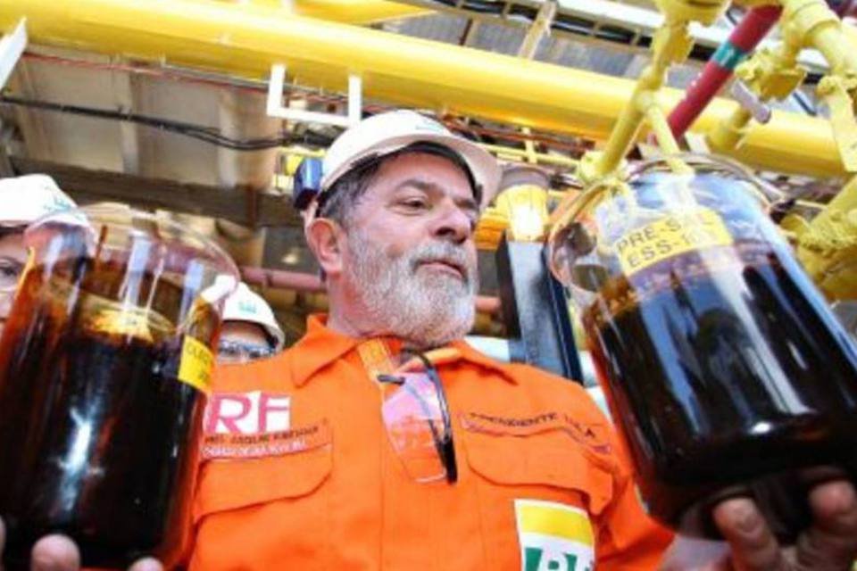 O presidente Lula segura as primeiras amostras do petróleo extraido da camada pré-sal (.)