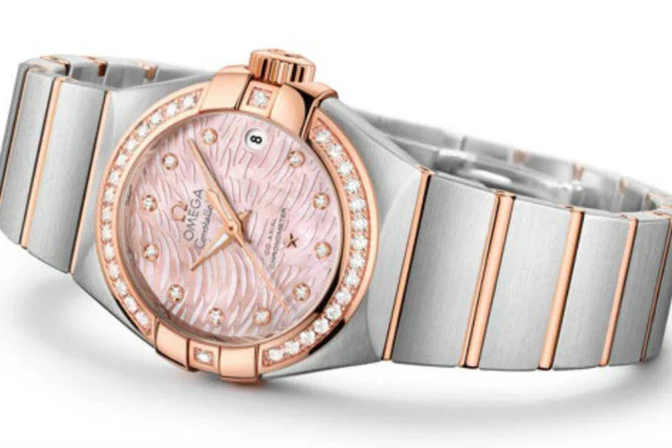 
	Harmonia: tonalidade coral, como refer&ecirc;ncia ao ver&atilde;o, com caixa em a&ccedil;o e ouro rosa, al&eacute;m de 32 diamantes incrustados no bisel e outros 11 no mostrador
 (WatchTime Brasil)