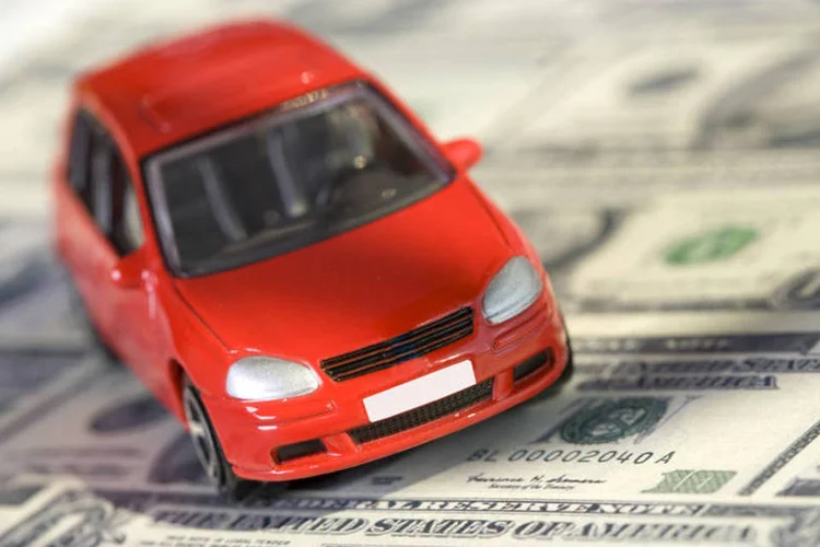 
	Carro em miniatura e c&eacute;dulas: Pre&ccedil;os de dez ve&iacute;culos mais vendidos no pa&iacute;s subiram nos &uacute;ltimos seis meses
 (YiorgosGR/Thinkstock)