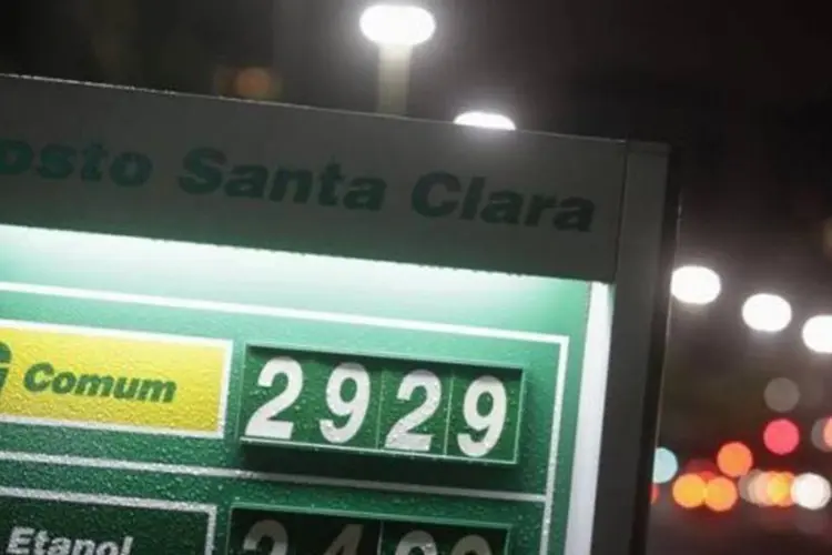 Preço da gasolina é visto em posto de combustível na praia de Copacabana, no Rio de Janeiro (Ricardo Moraes/Reuters)
