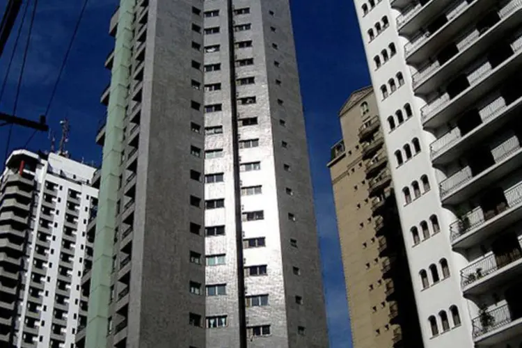Prédios em São Paulo: o tipo de garantia mais usada em junho foi o fiador, seguido do depósito de até três meses de aluguel das moradias alugadas, e do seguro-fiança. (Wikimedia Commons)
