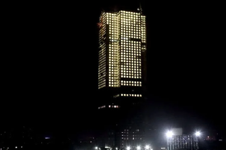 Edifício foi erguido com blocos pré-fabricados, o que agilizou o processo de construção (Reprodução / You Tube)