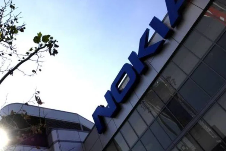 Em fevereiro de 2011, a Nokia revelou uma estratégia de mudança para o software da Microsoft como parte de esforços para concorrer com a Apple (Toby Canham/Getty Images)