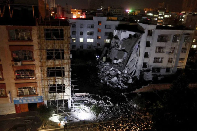 
	Pr&eacute;dio danificado ap&oacute;s explos&otilde;es em Guangxi: pol&iacute;cia descartou rapidamente que sejam atos terroristas e disse na quarta-feira que est&aacute; tratando as explos&otilde;es como um caso criminal
 (Reuters / Stringer)